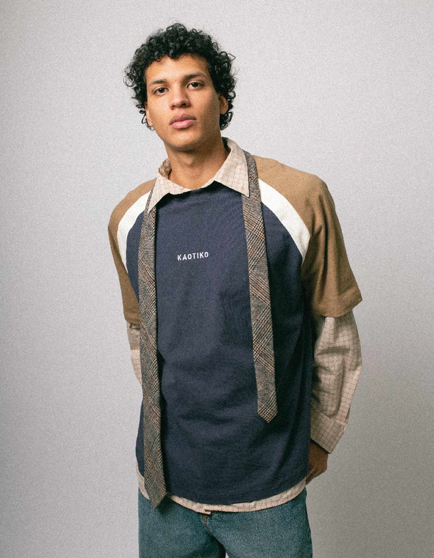Camiseta KAOTIKO CROPPED LENNOX - Navy/Camel